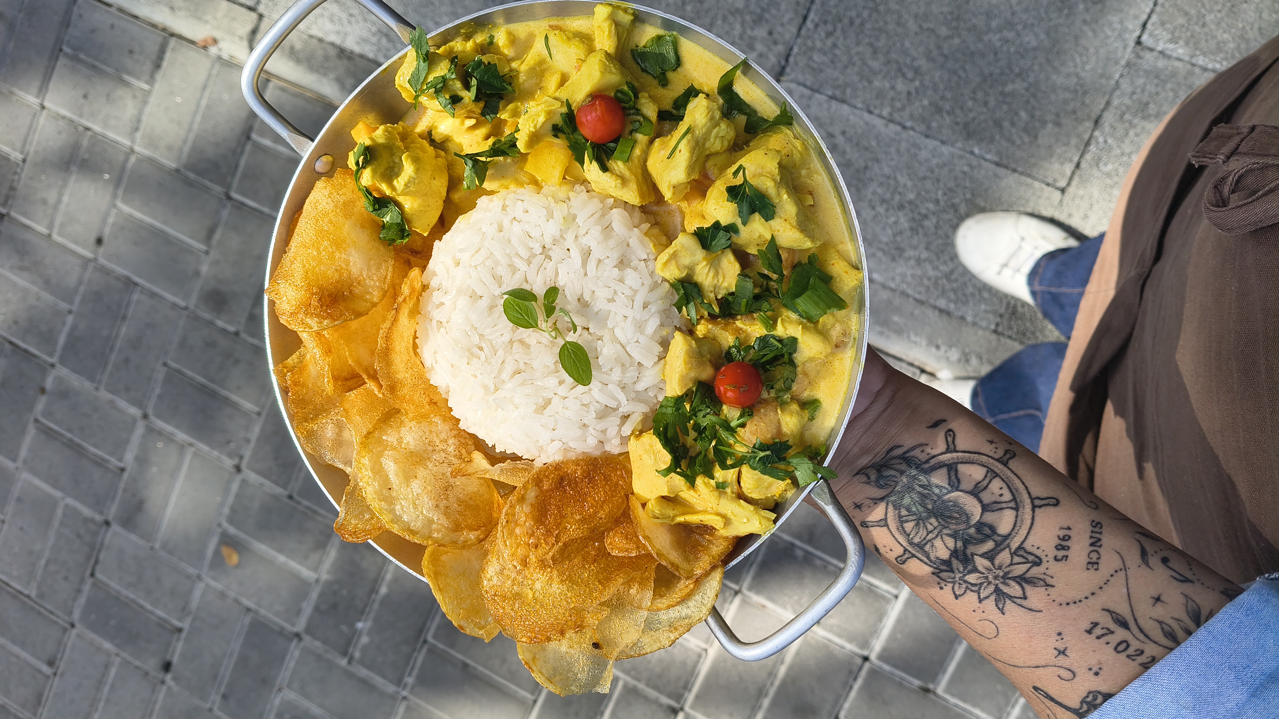 Strogonoff de frango com arroz e batata chips