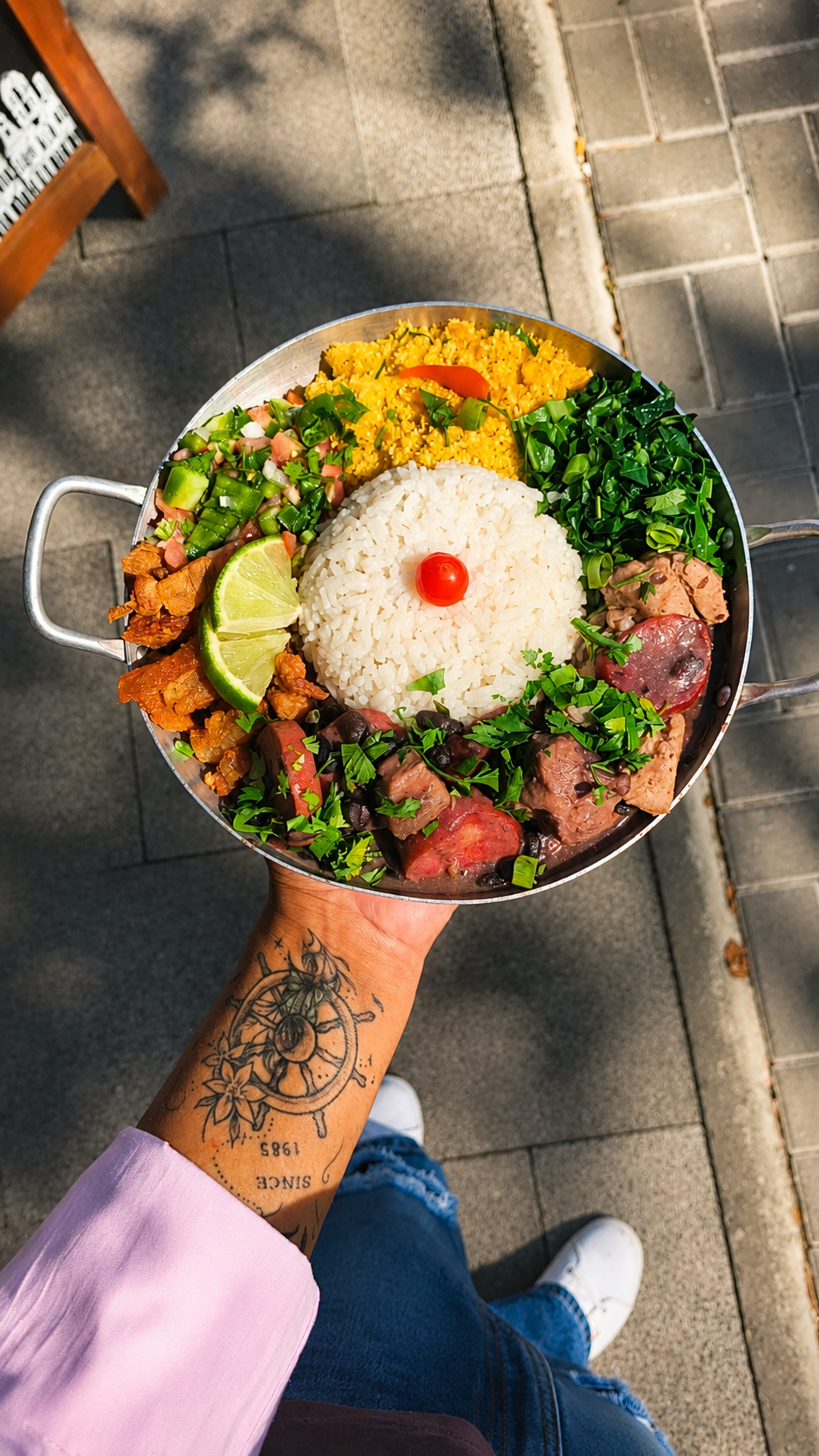 Feijoada completa com arroz, farofa e acompanhamentos
