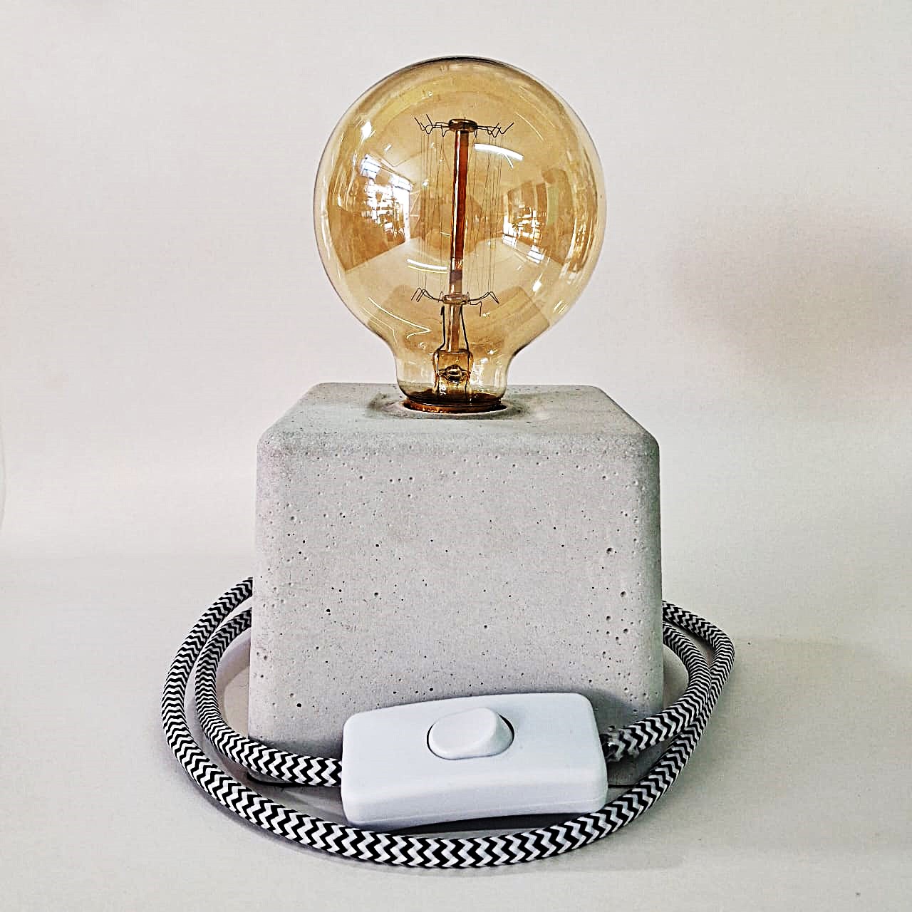 Luminária de Mesa em Cimento Para Decoração + Lâmpada LED Bivolt